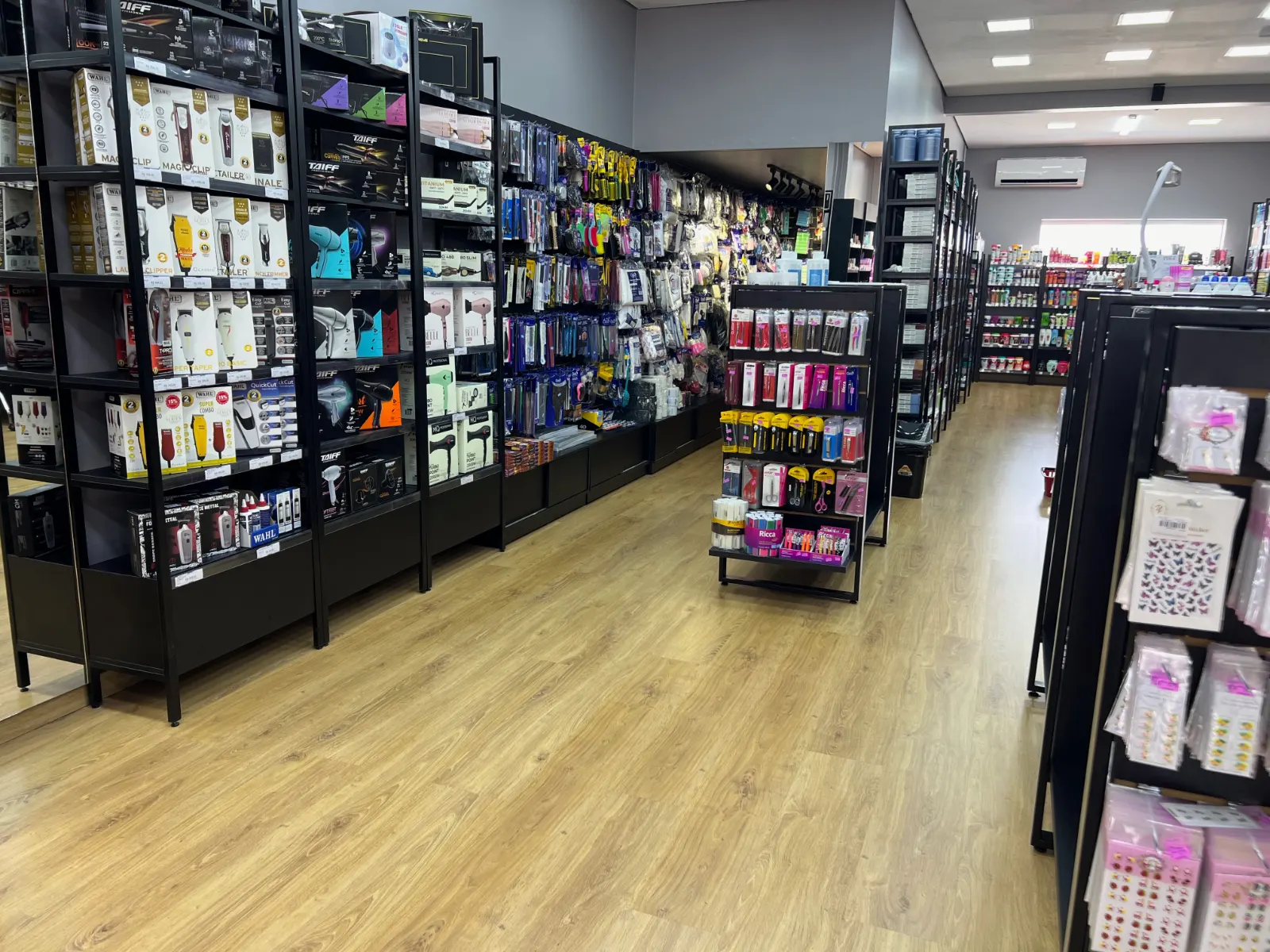 Piso Laminado resistente à água na Bella Center Cosméticos em Santa Cruz do Rio Pardo-SP